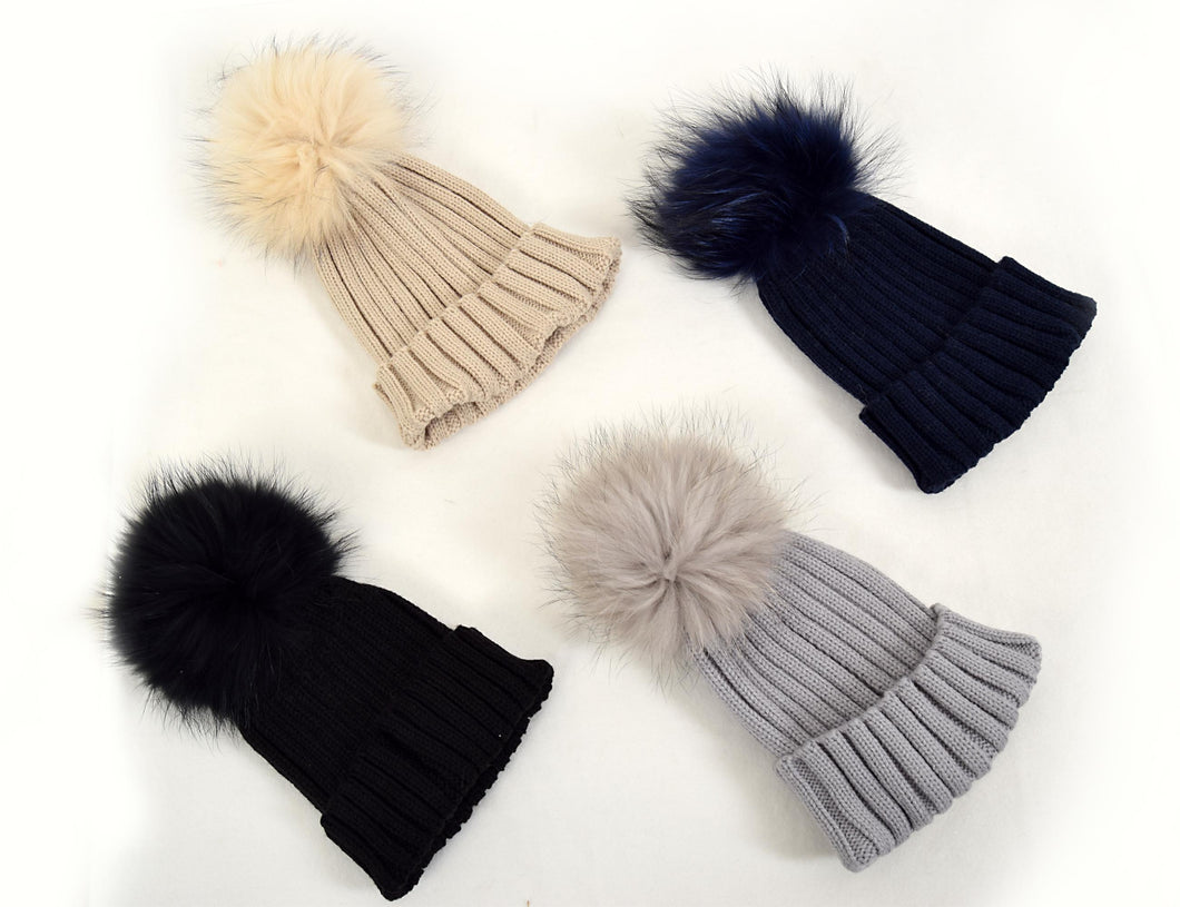 MALLA Beanie with pom pom - Black