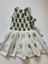 Load image into Gallery viewer, OLIVE GREEN FLOWERS
