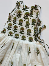 Load image into Gallery viewer, OLIVE GREEN FLOWERS
