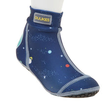 Load image into Gallery viewer, Duukies Beachsocks - Planets Blue
